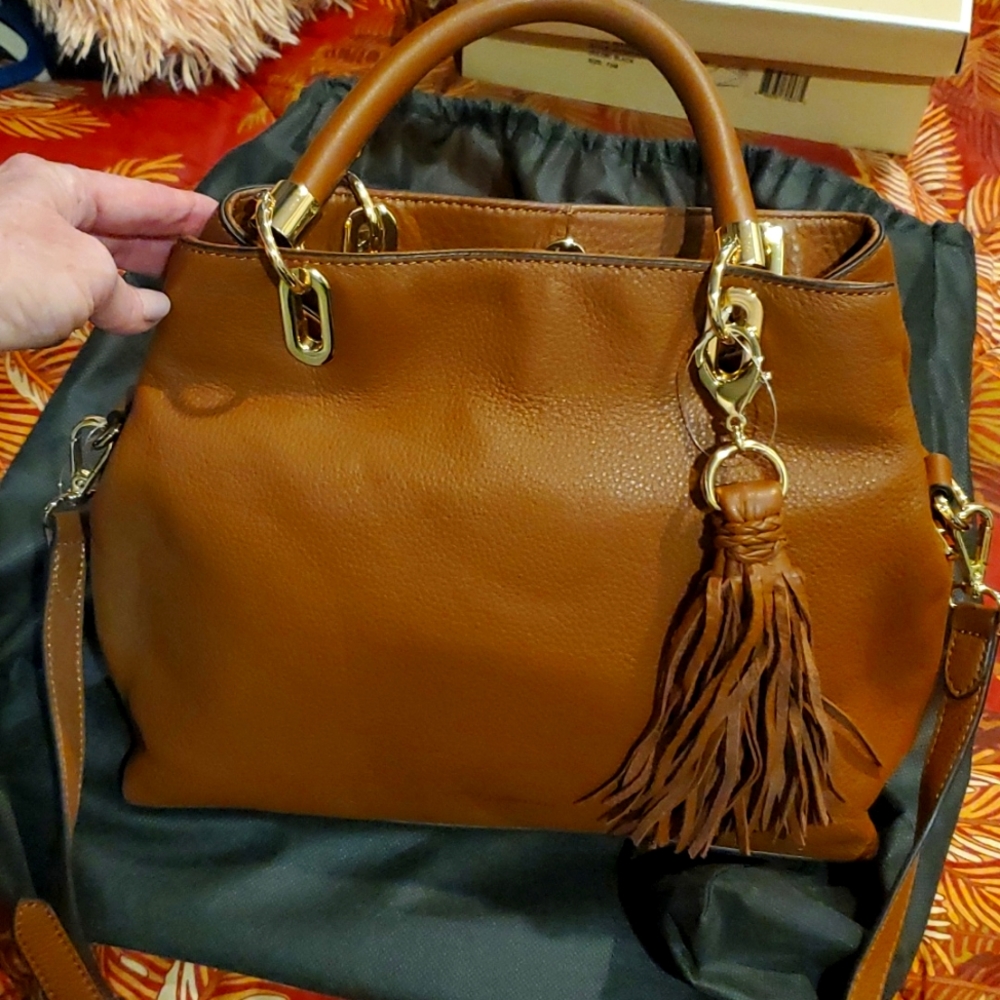 Vince Camuto elva satchel med size ..not the small